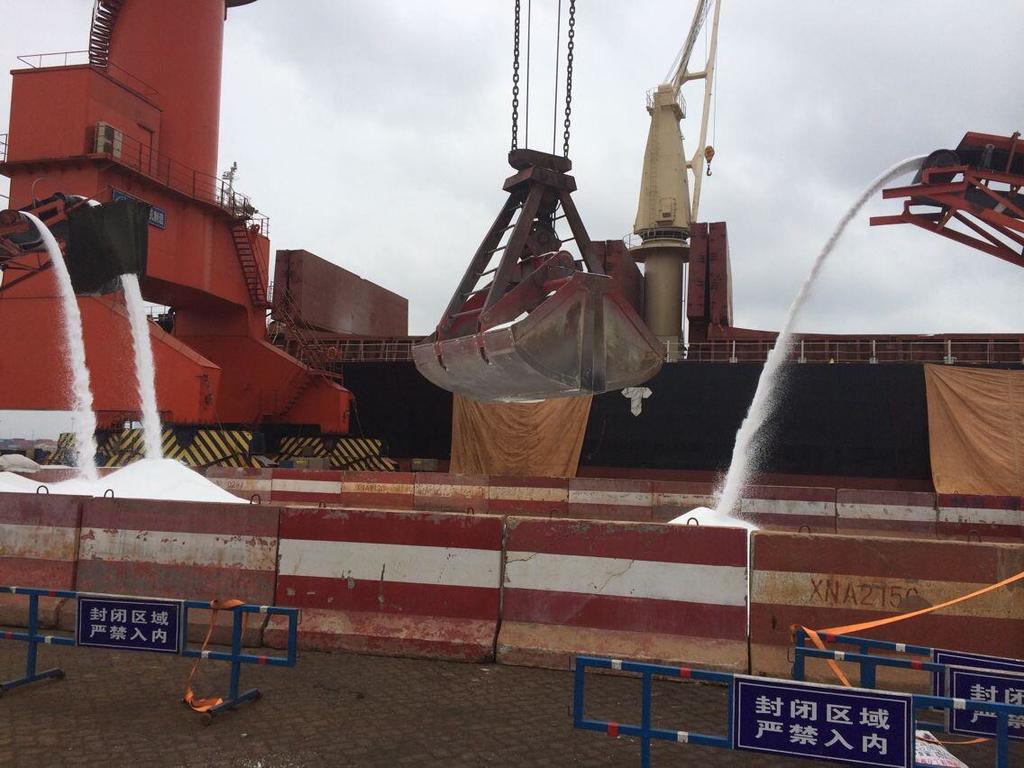 Bulk urea loaded into a vessel by grab crane